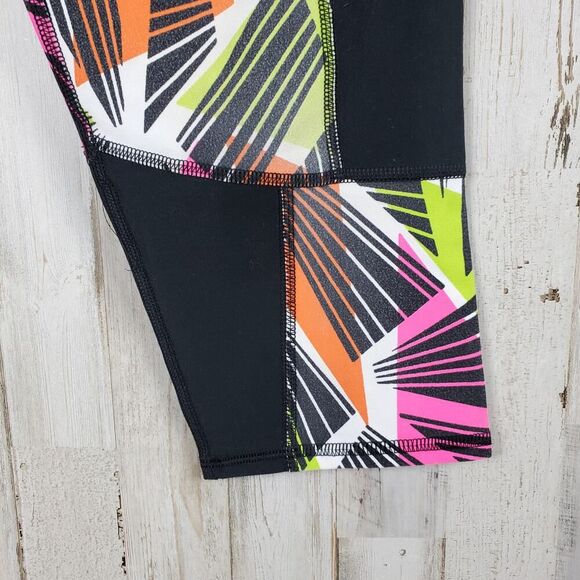 Fabletics Powerhold Capri Leggings Black Tribal Geo Print Size Large - Picture 8 of 10